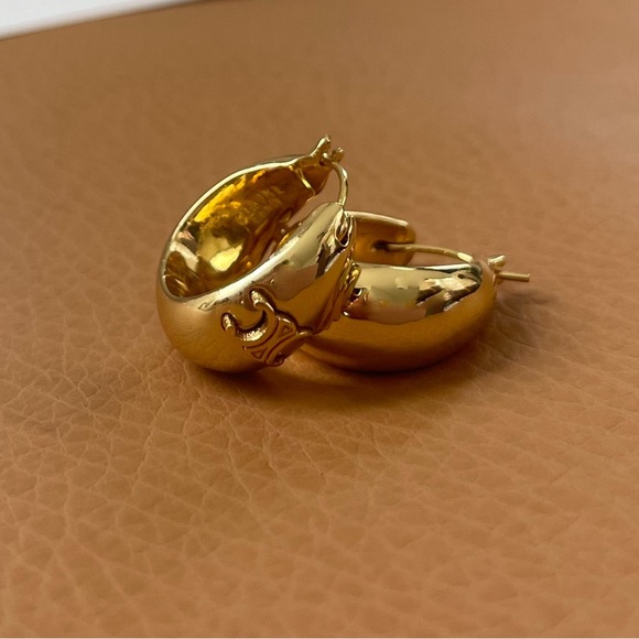 Gorgeous CELINE Triomphe Earrings in Brass with Gold Finish - Picture 1 of 10